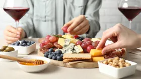 Как собрать идеальную винную тарелку: что подать к красному, белому и игристому