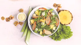 Салат с курицей гриль, грецкими орехами и ананасом