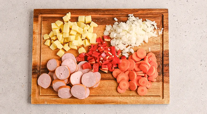 Овощной суп со шпикачками