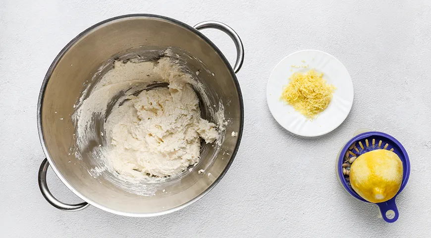 Влажный лимонно-творожный кекс