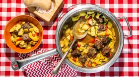 Тушеная картошка с фрикадельками