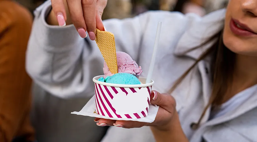 Порция чаще бывает одной. Шариков два, если очень хочется. Один вкус сверху, второй снизу