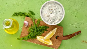 Соус к голубцам из сметаны с чесноком, укропом и лимоном