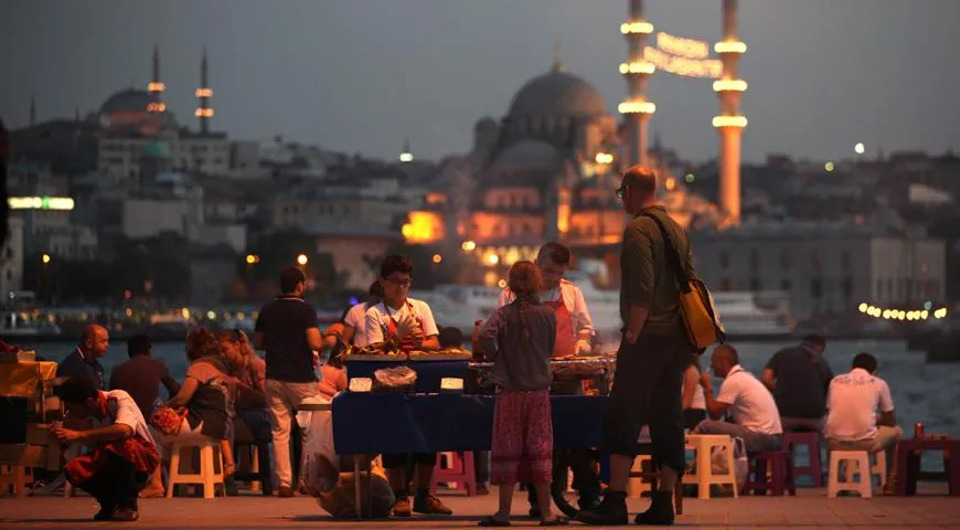 В барах и кафе Стамбула полным-полно молодежи, на узких улицах играют музыканты – все очень приветливо и дружелюбно