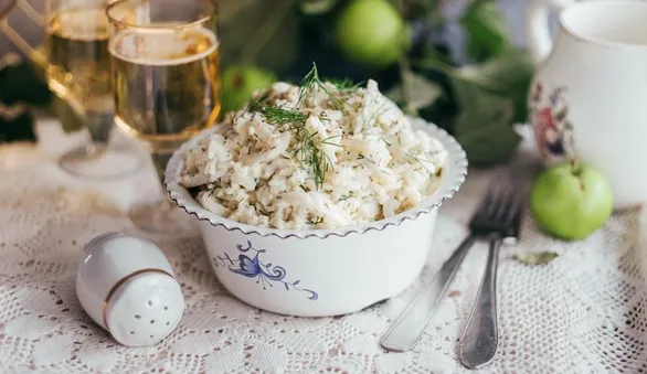 Салат из кальмаров с рисом и яйцом