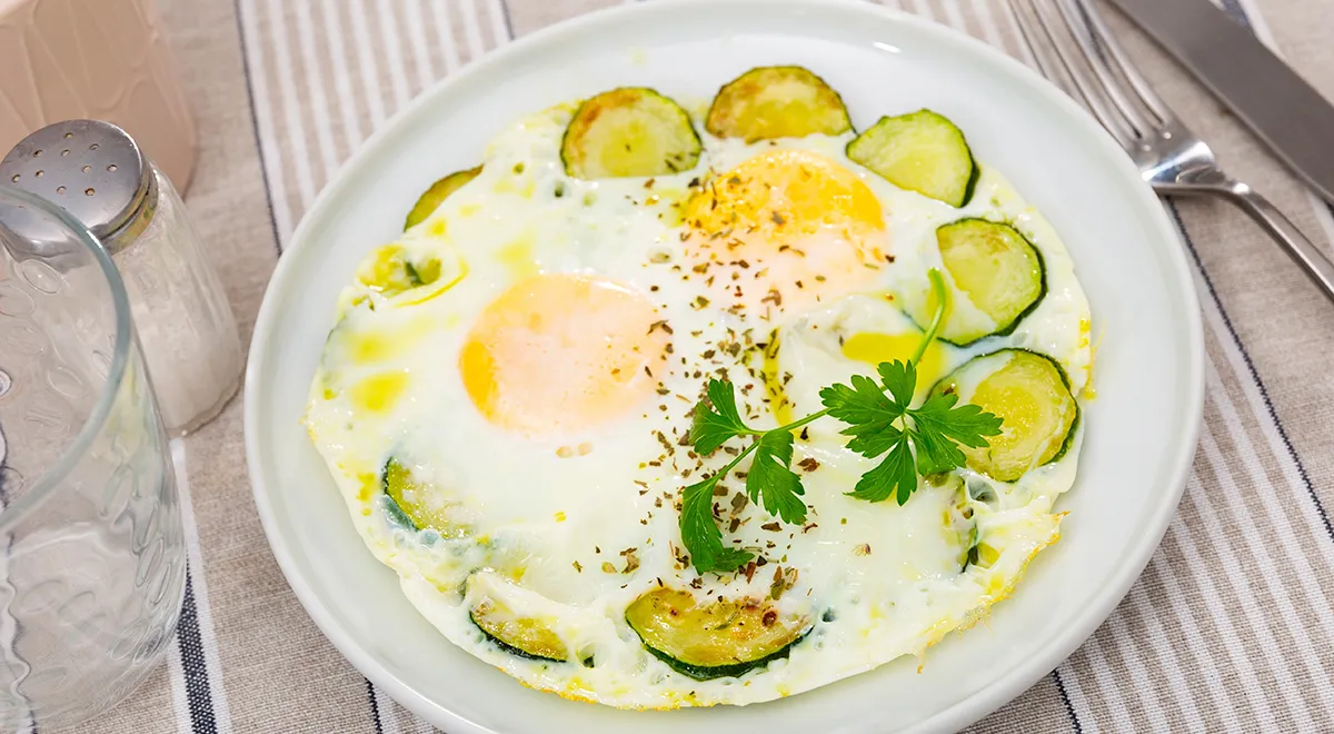 Яичница с кабачками на сковороде