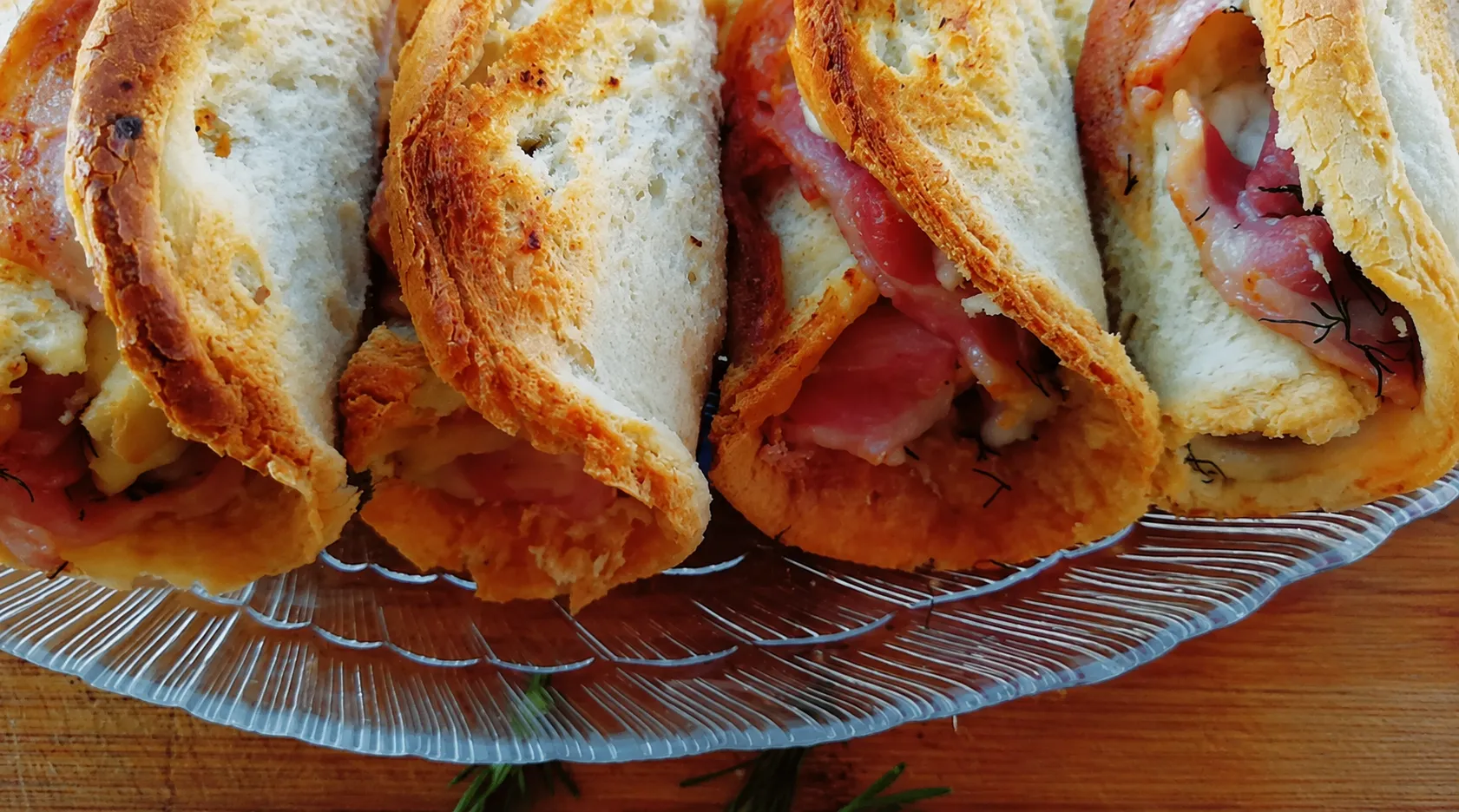 Как приготовить бутерброды - рулеты с сыром и английским беконом