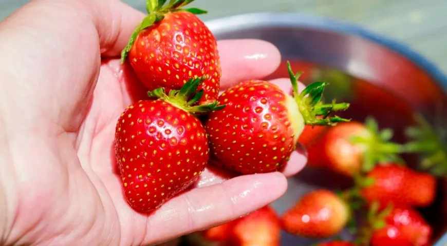 Чтобы удалить загрязнения, микробов и химические вещества с поверхности, ягоды рекомендуется замочить на 15 минут, а затем промыть в проточной воде