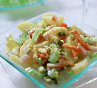 Салат из картофеля и копченой птицы с можжевеловым маслом