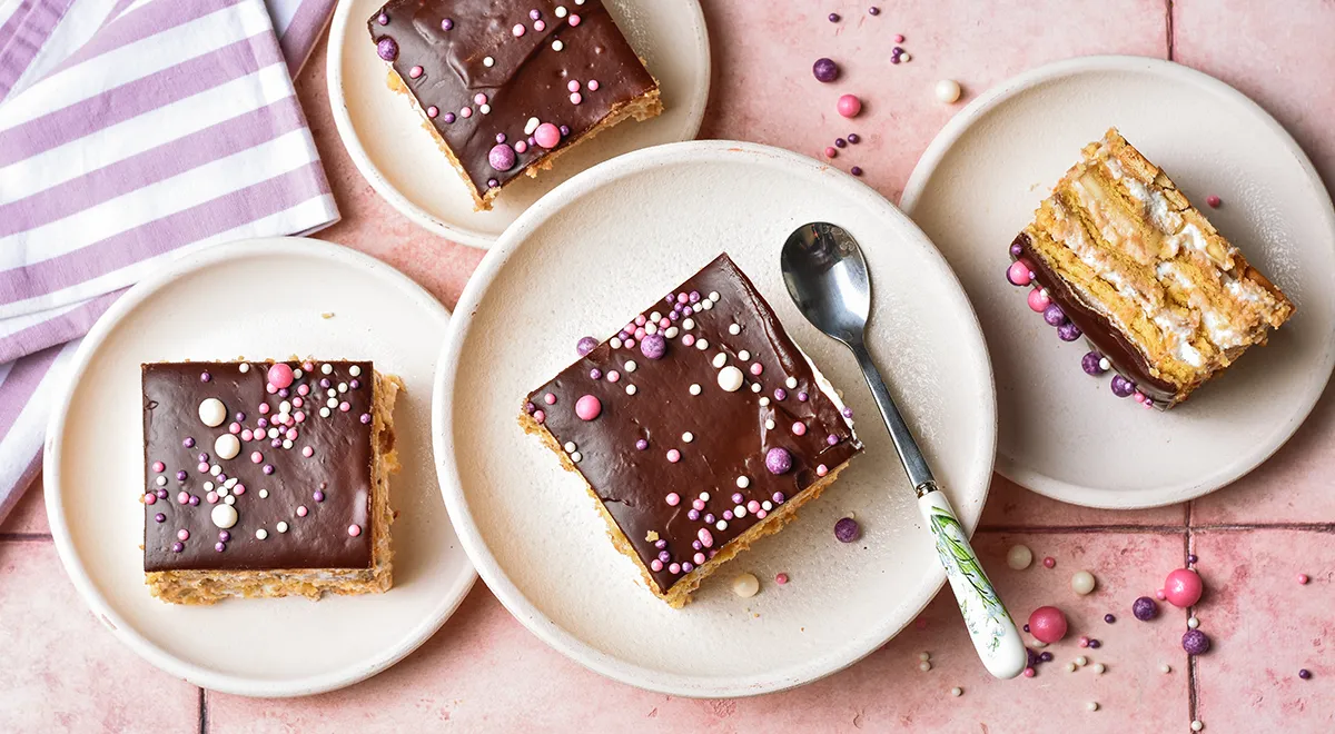 Торт из печенья, бананов и орехов