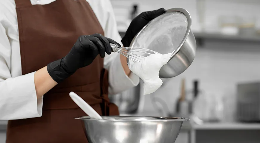 Сливочное масло в основе кремов и муссов можно заменить взбитыми кокосовыми сливками