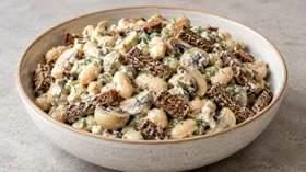 Cалат с фасолью и сухариками