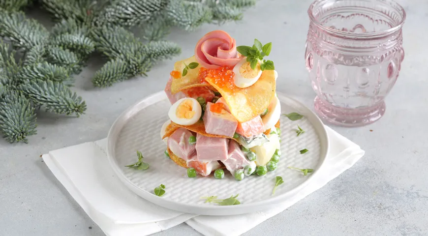 Оливье с вареной колбасой и перепелиными яйцами