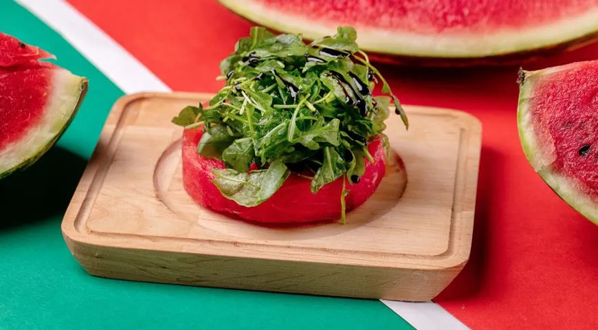 Сочетание дыни и арбуза - идеальное решение для свежего салата