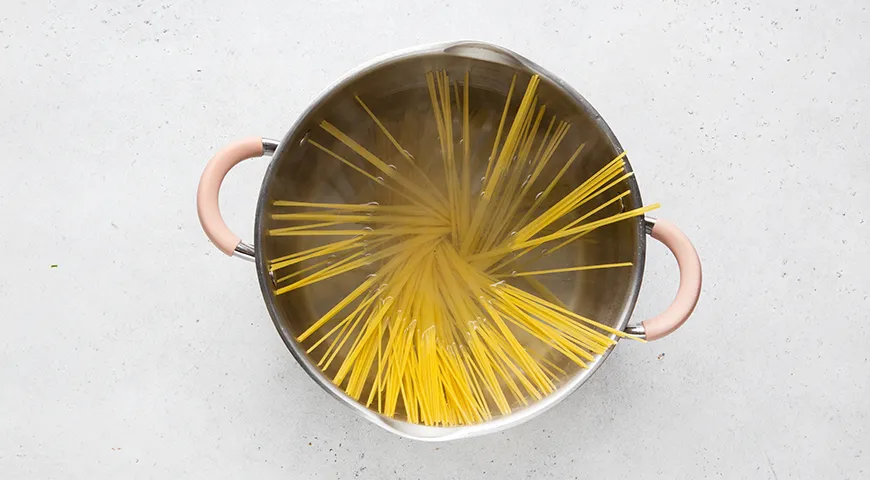 Макароны с яйцом и сыром на сковороде