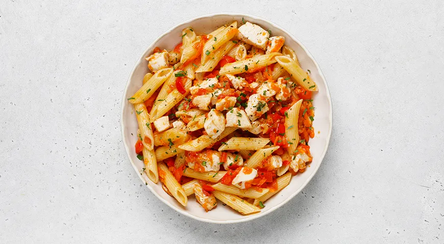 Макароны с курицей и овощами