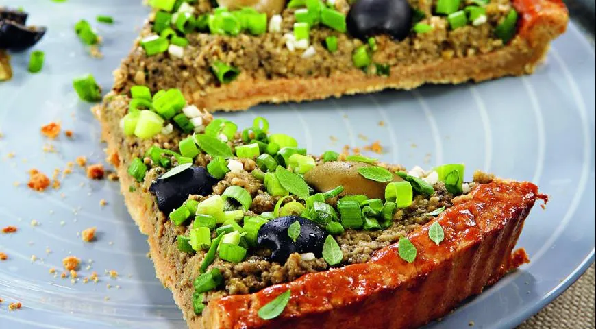 Пирог с зеленым луком и тапенадом