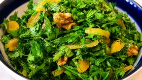 Салат из зелени с курагой и грецкими орехами