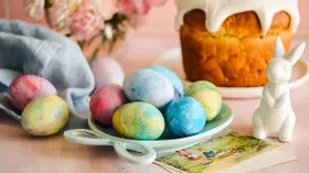Как покрасить яйца при помощи крема для бритья