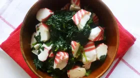Салат из шпината с крабовым мясом