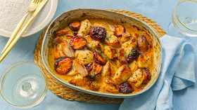 Индейка, запеченная со сливами и шалотом