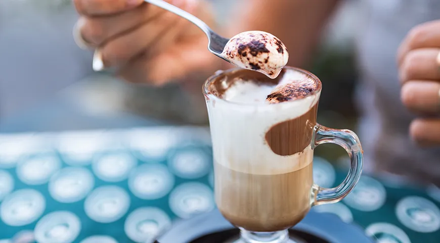 Моккачино принято подавать в прозрачном стеклянном бокале, как для айриш-кофе, на высокой ножке или без