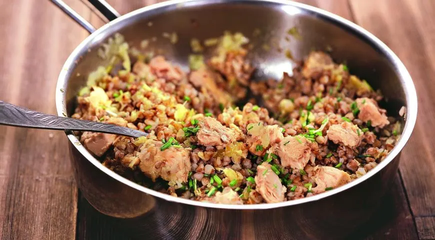 Как быстро приготовить гречку с мясом. Гречка с рыбой. Гречка с семгой. Гречка с консервированной рыбой. Гречка с мясом и овощами на сковороде.