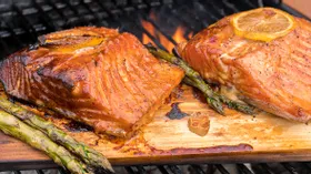 Рецепт лосося на доске, который поразит ваших гостей этим летом