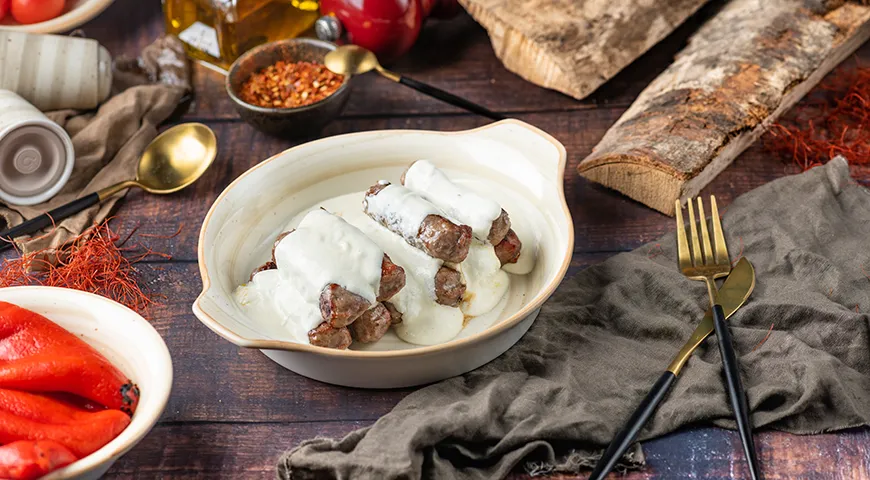 Традиционное балканское блюдо — приготовленные на гриле колбаски из мясного фарша с каймаком