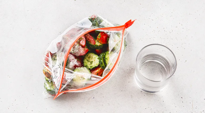 Малосольные огурцы и помидоры в пакете