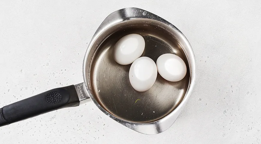 Салат из зеленого лука с яйцом, огурцом и сметаной