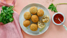 Хрустящие шарики с квашеной капустой и фаршем