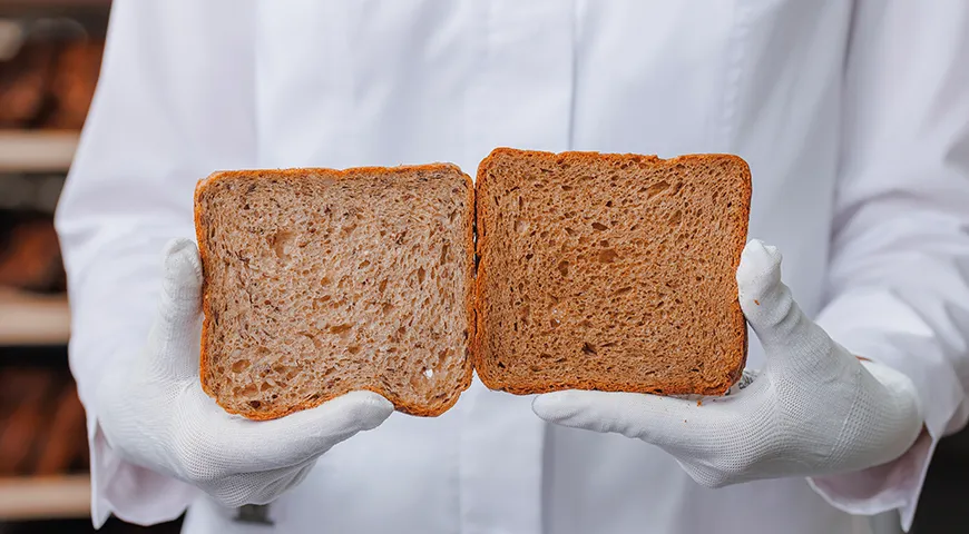 Согласно классическим российским стандартам, серый хлеб делят на сорта, различающиеся процентом ржаной муки: чем ее больше, тем плотнее и кислее мякиш