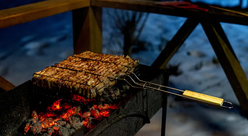 Идеальное место для пикника — оборудованная беседка на даче или специальная мангальная зона в парке