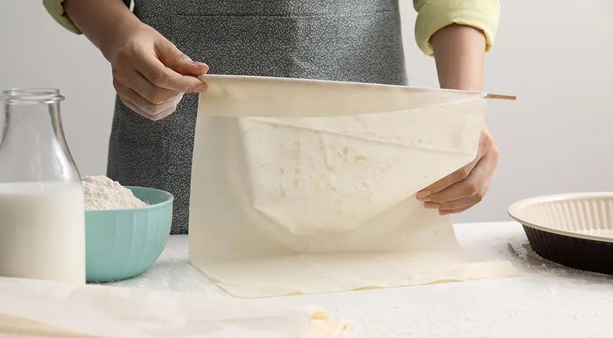 Тончайшее тесто фило, напоминающее листы бумаги, обеспечивает пахлаве хрустящую текстуру