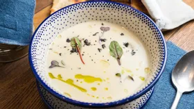 Крем-суп из цветной капусты с треской и трюфельным маслом