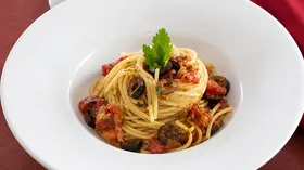 Макароны с корейкой, маслинами и помидорами