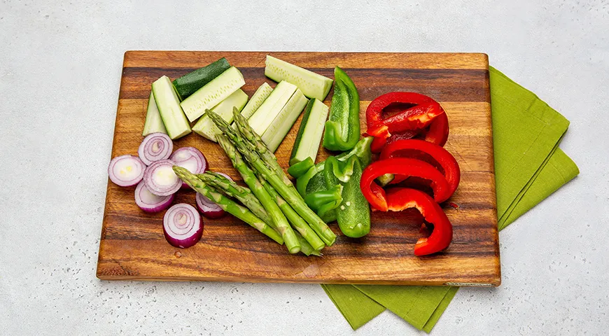 Сосиски с овощами на гриле с чесночным соусом