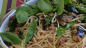 Спагетти с печеным баклажаном, ароматным пармиджано и мини-шпинатом