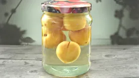 Компот с целыми нектаринами на зиму