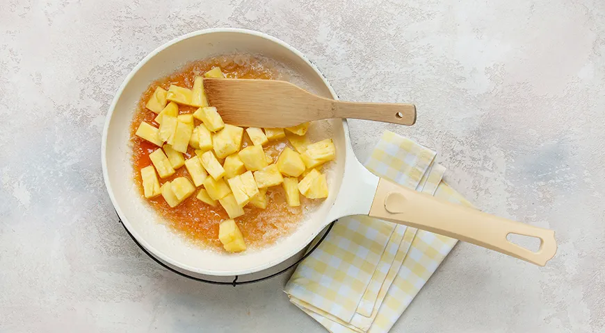 Кукурузные блинчики с куркумой и карамелизованными ананасами