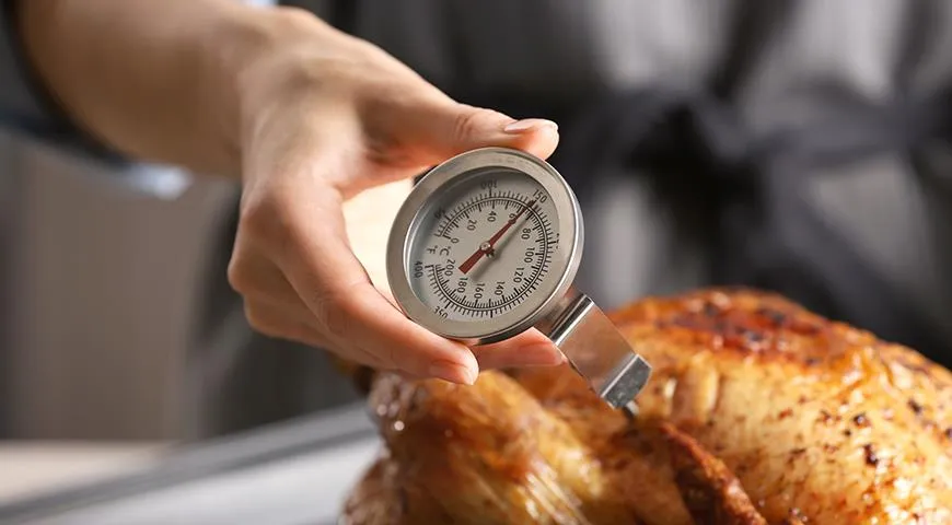 Температура готовности целой запеченной курицы должна быть 72