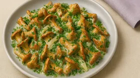 Жареные лисички с луком и сметаной