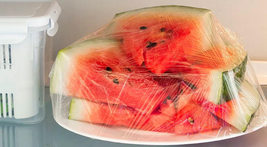 Нарезанный арбуз хранить надо в холодильнике, предварительно завернув в пищевую пленку