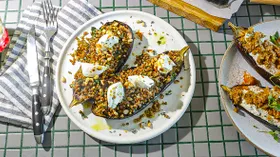 Запеченный баклажан с гречкой и творожным сыром