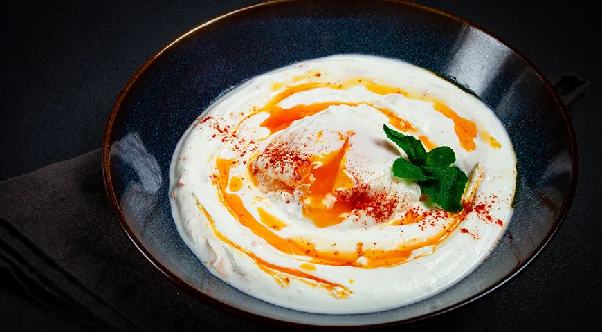 Яйца по-турецки со снежком и маслом