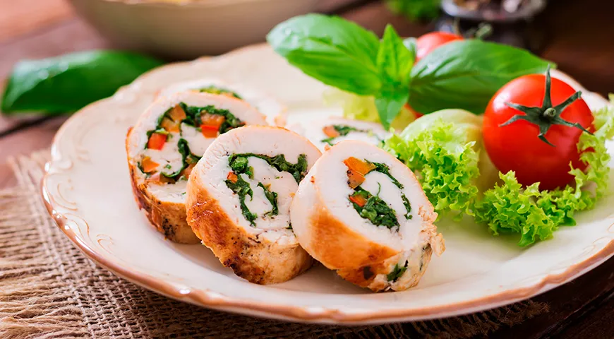 На ужин отдайте предпочтение овощам и белковой пище, например курице