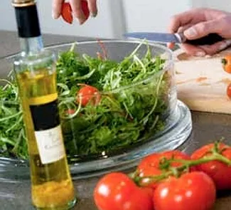 Салат с рукколой, помидорами черри и кедровыми орешками