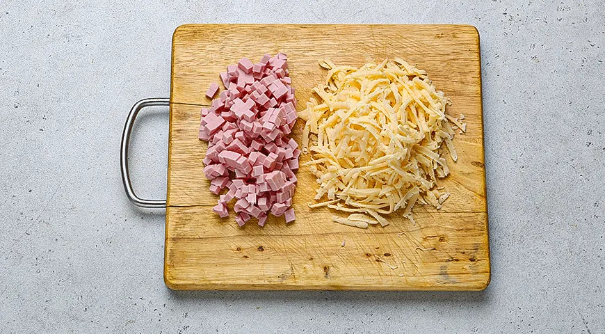 Сконы с вареной колбасой и сыром