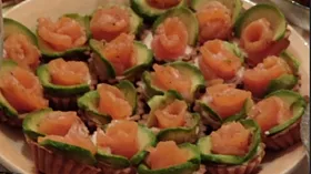 Тарталетки с красной рыбой и свежим огурцом